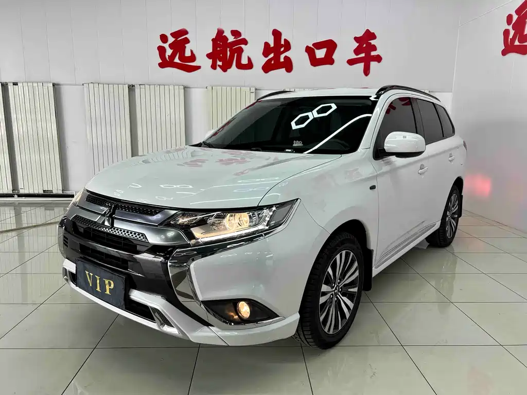 Mitsubishi Outlander 2022 — фото 1