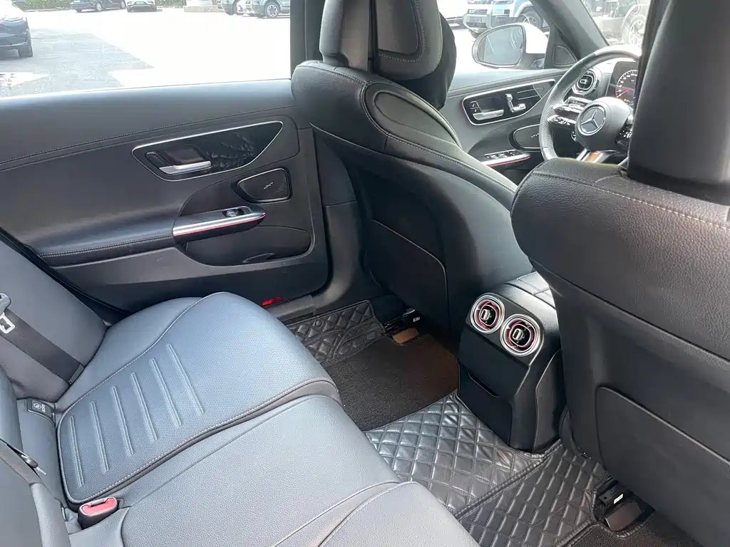 Mercedes-Benz C-Class 2023 — фото 15