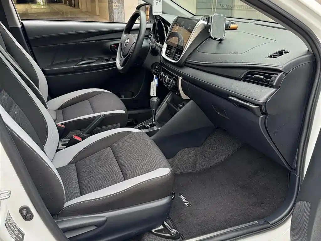 Toyota Yaris L 2021 — фото 12