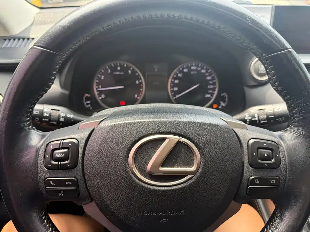 Lexus NX 2015 — фото 12