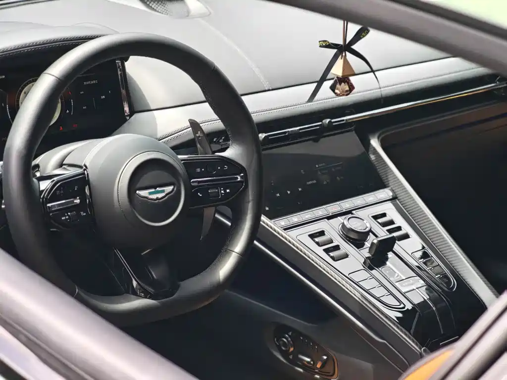 Aston Martin DB12 2024 — фото 17