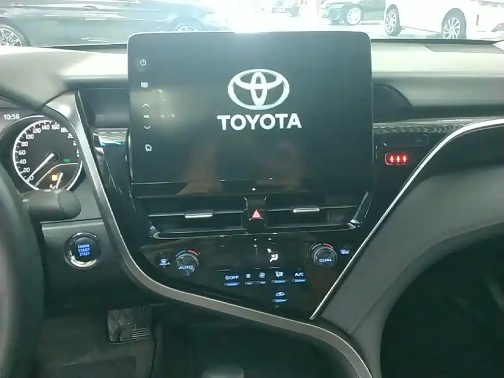 Toyota Camry 2023 — фото 13