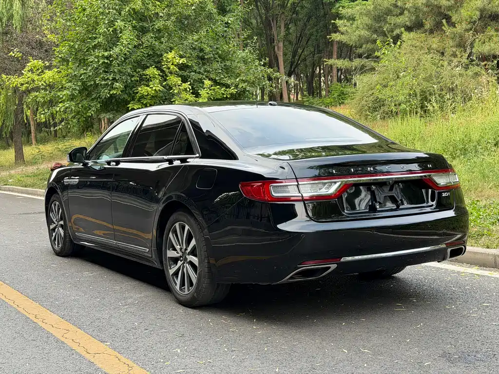 Lincoln Continental 2017 — фото 17