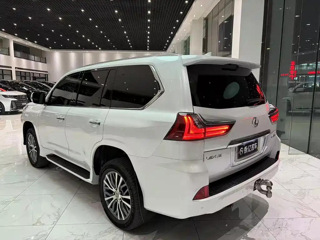 Lexus LX 2018 — фото 14