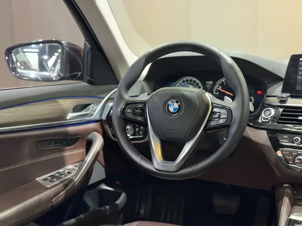 BMW 5 Series 2018 — фото 11