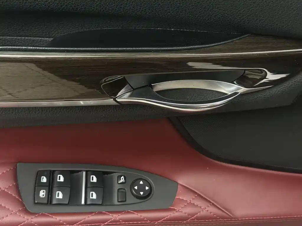 BMW 7 Series 2010 — фото 13