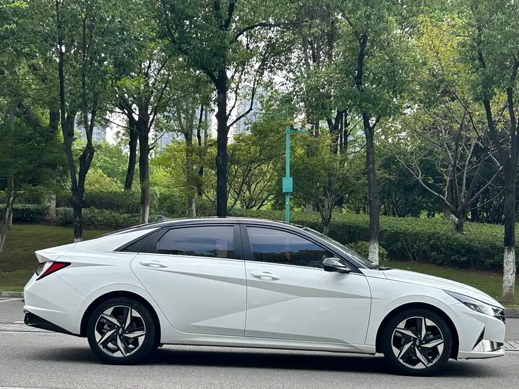 Hyundai Elantra 2022