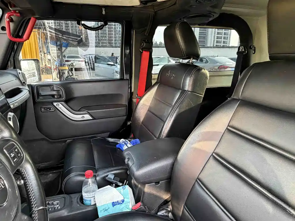 Jeep Wrangler 2012 — фото 9