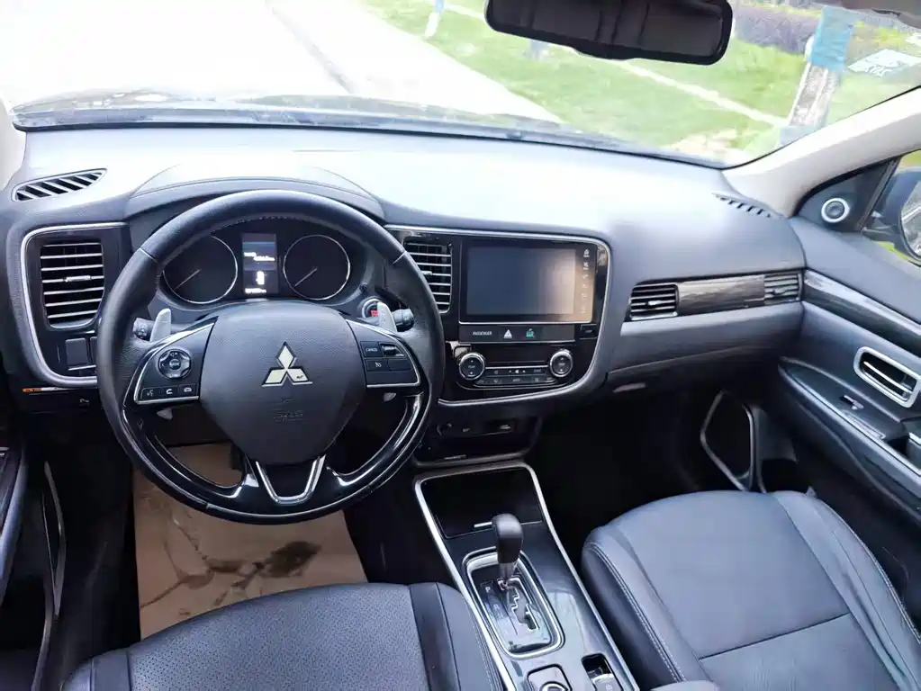 Mitsubishi Outlander 2018 — фото 12