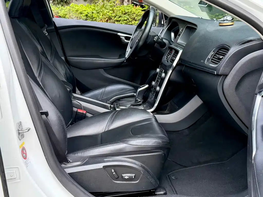 Volvo V40 2016 — фото 17
