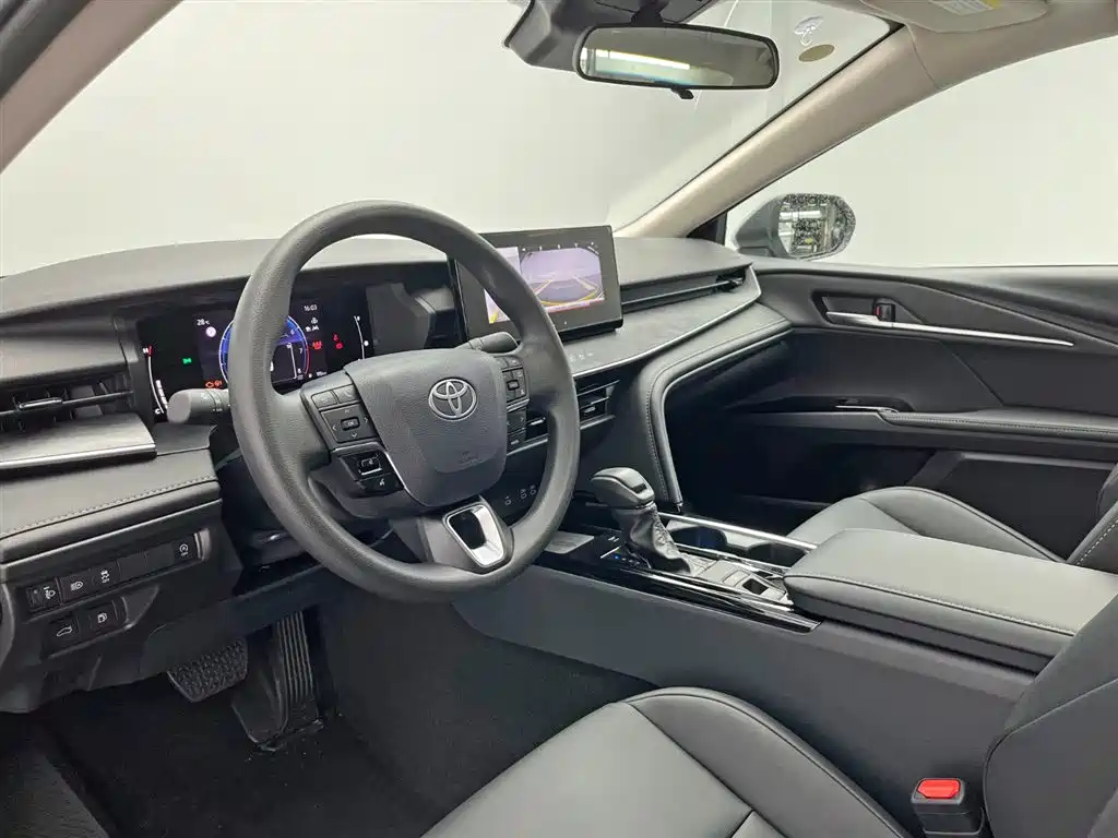 Toyota Camry 2025 — фото 13