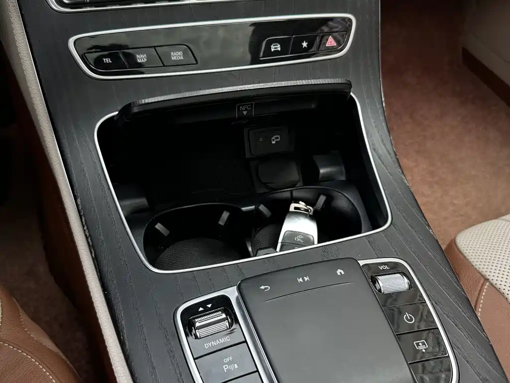 Mercedes-Benz E-Class 2022 — фото 14