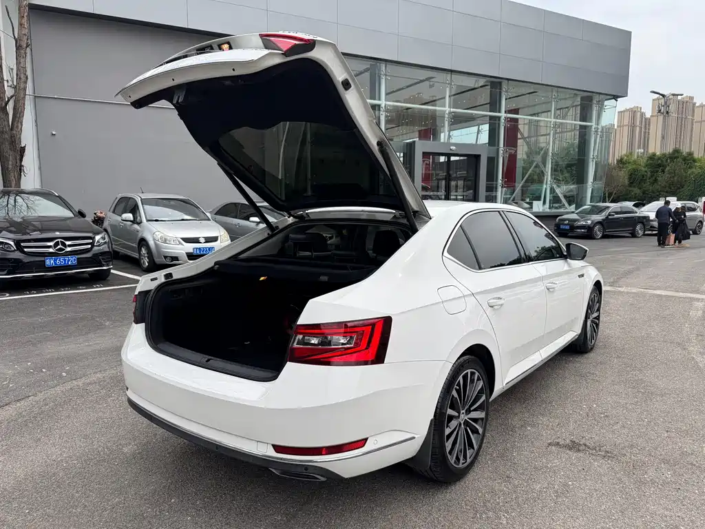 Skoda Superb 2018 — фото 9