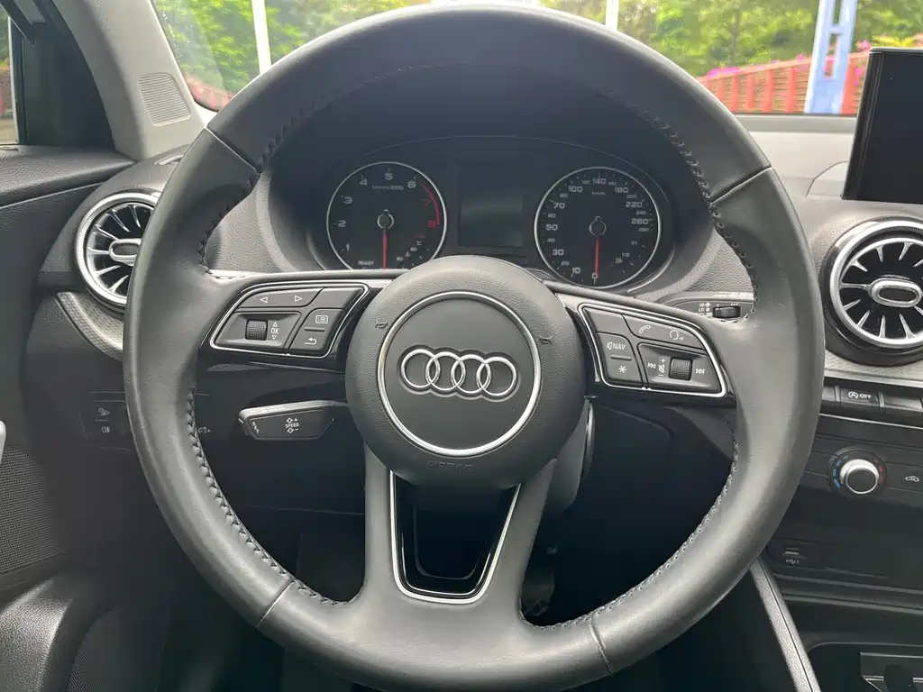 Audi Q2L 2021 — фото 15