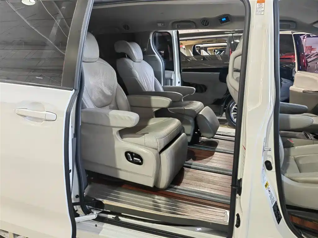 Toyota Sienna 2017 — фото 18