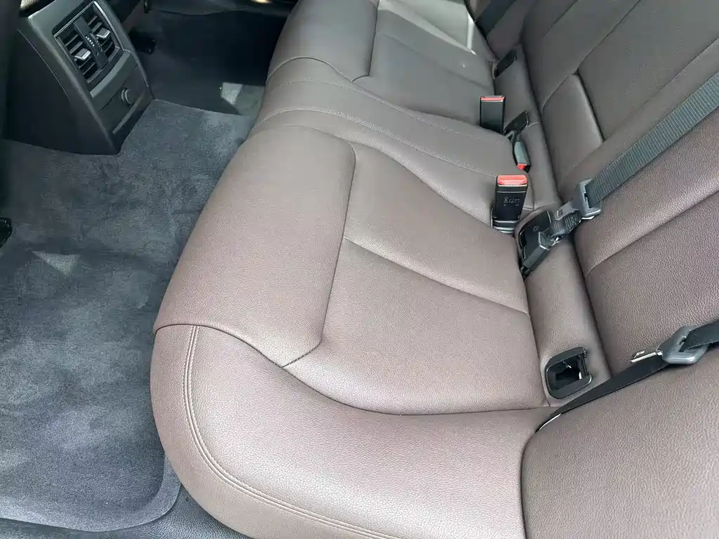 BMW 3 Series 2018 — фото 16