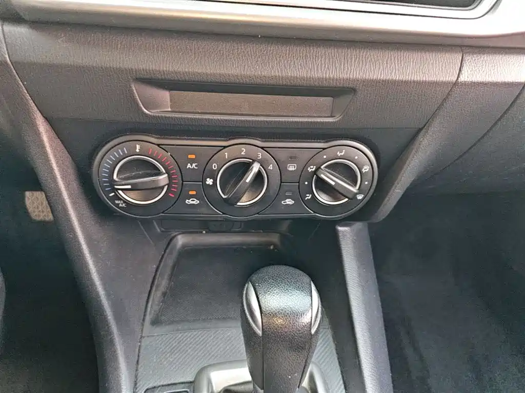 Mazda 3 Axela 2017 — фото 13
