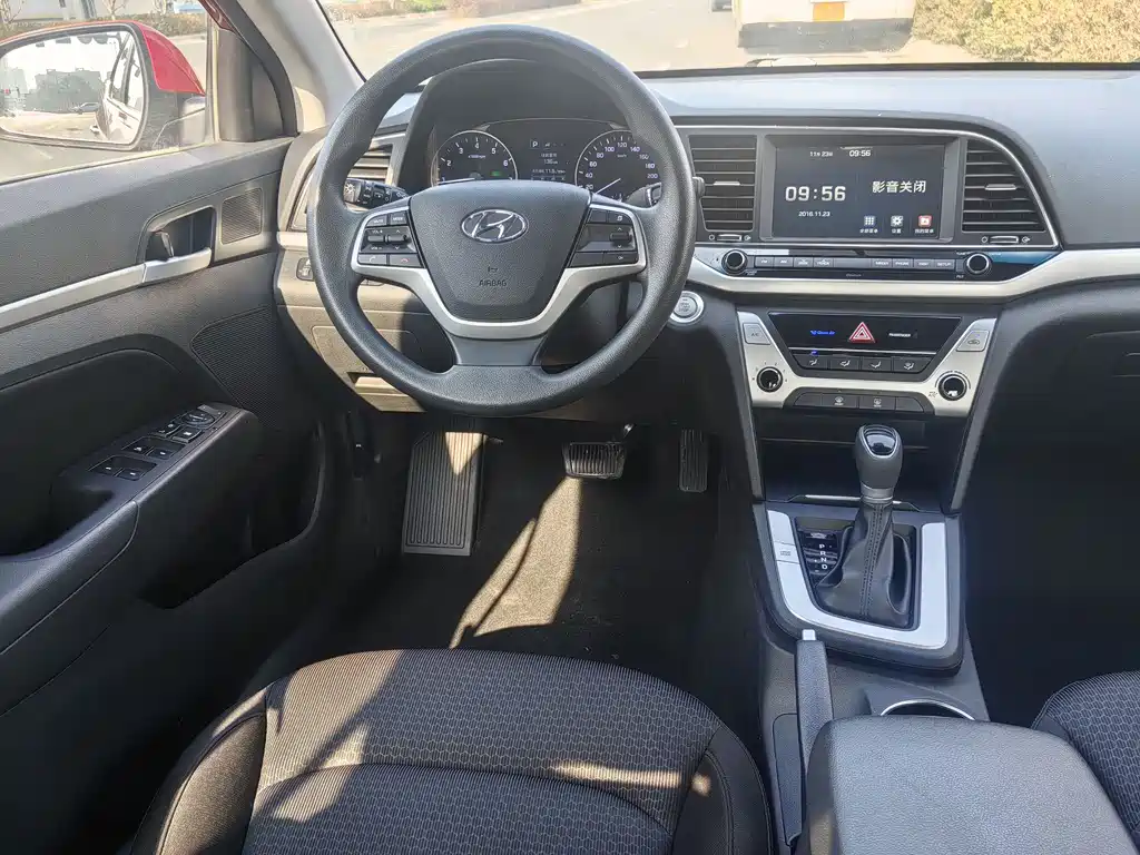 Hyundai Elantra 2018 — фото 10