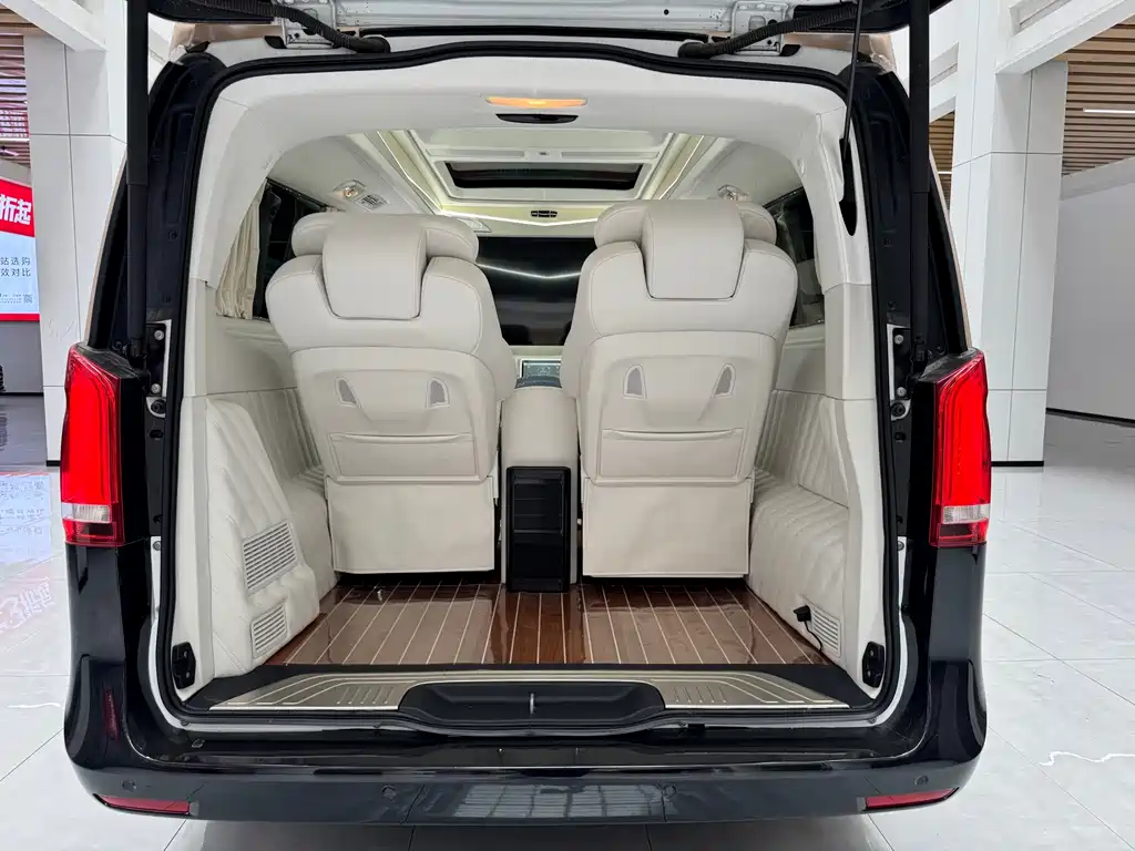 Mercedes-Benz V-Class 2021 — фото 11