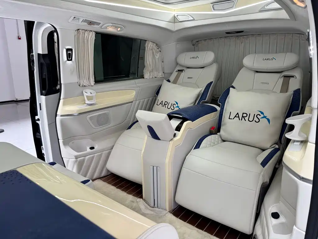 Mercedes-Benz V-Class 2021 — фото 16