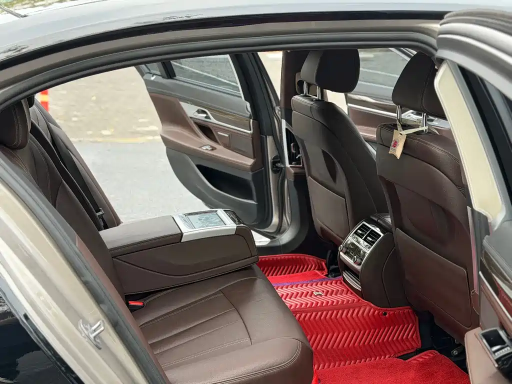 BMW 7 Series 2017 — фото 12