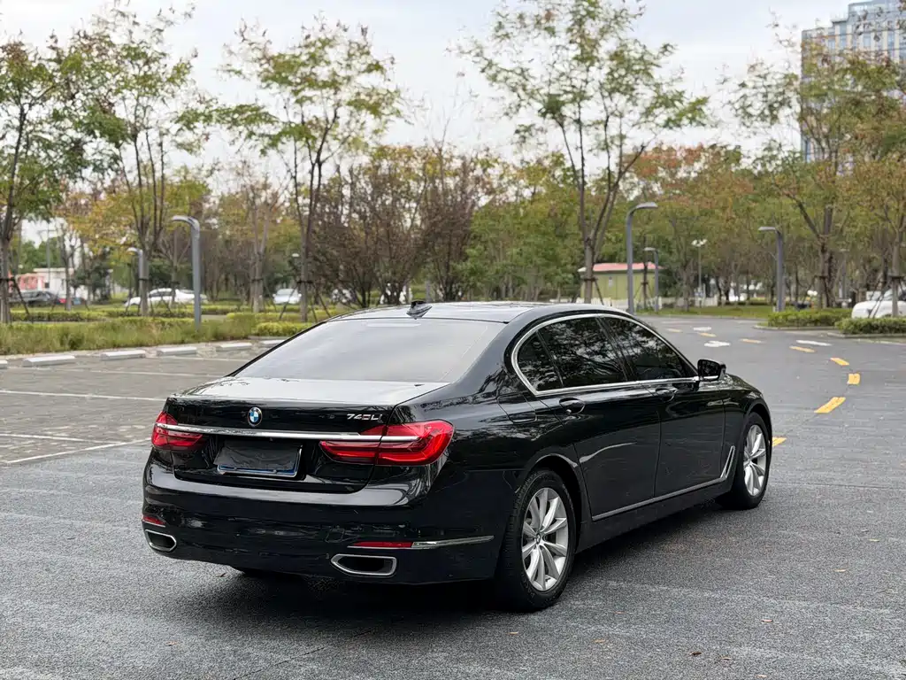 BMW 7 Series 2017 — фото 13