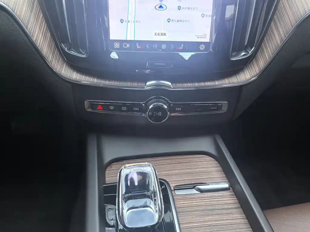 Volvo XC60 2022 — фото 17