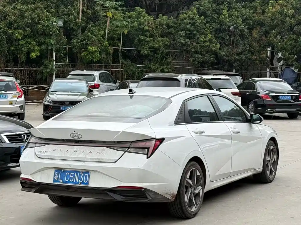 Hyundai Elantra 2022 — фото 9