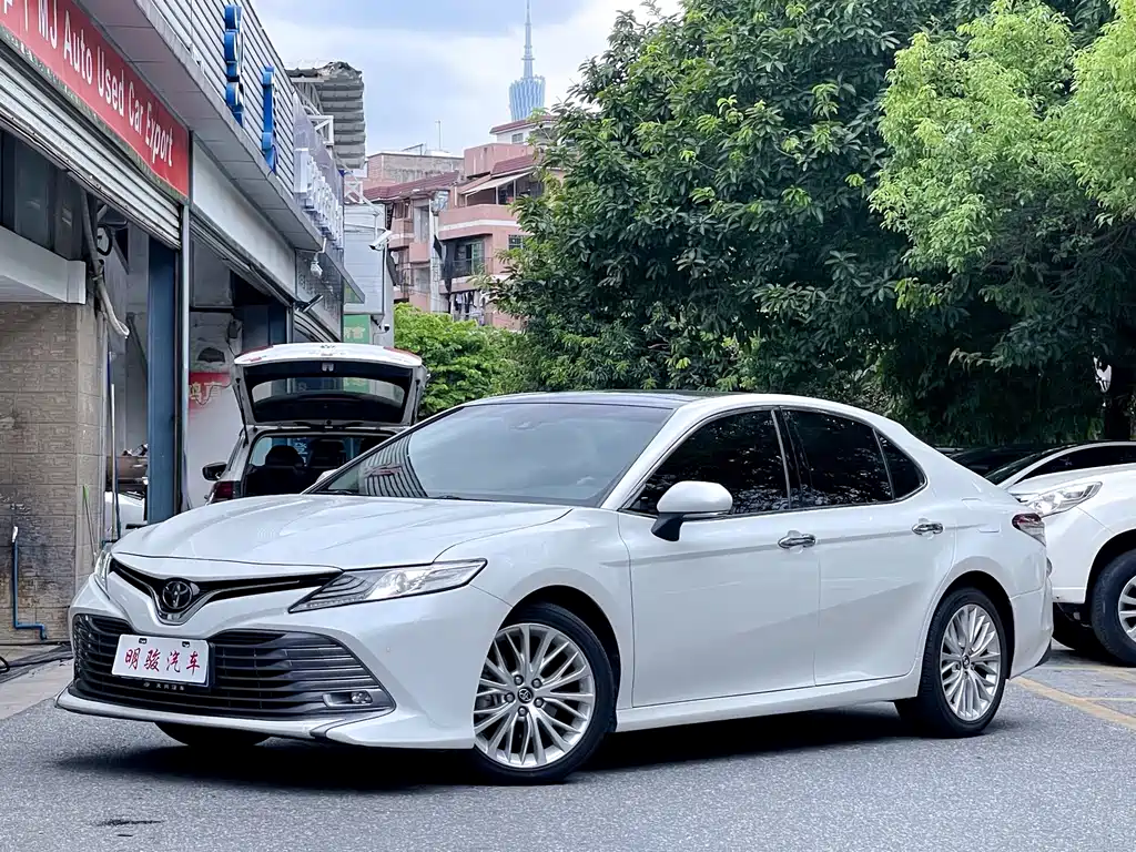 Toyota Camry 2019 — фото 1
