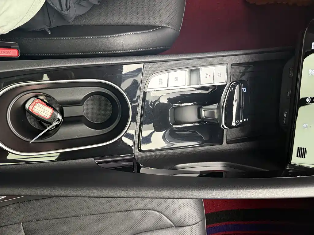 Hyundai Elantra 2022 — фото 14