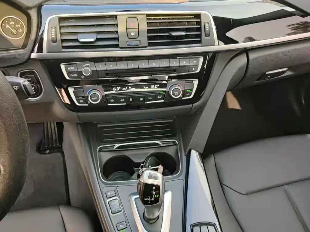 BMW 3 Series 2016 — фото 18