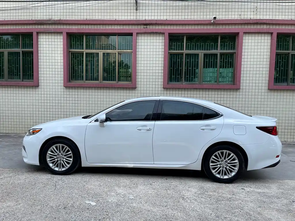 Lexus ES 2014 — фото 16