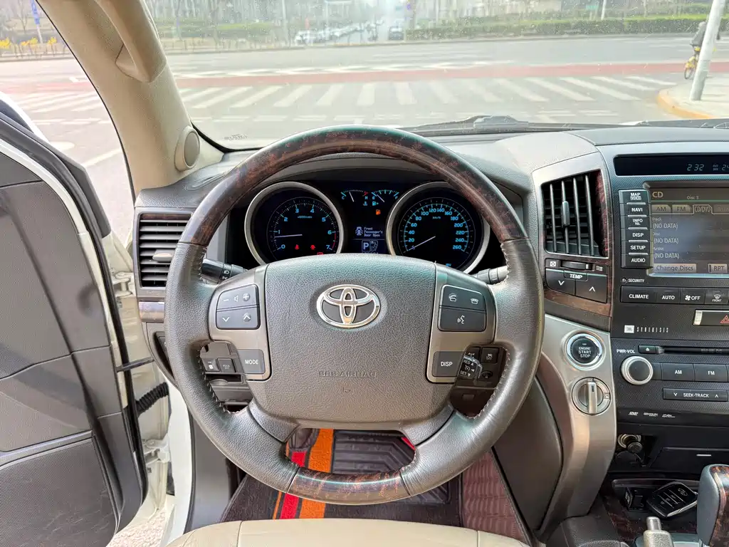 Toyota Land Cruiser 2011 — фото 11