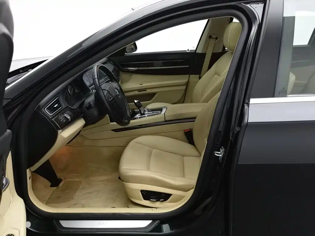 BMW 7 Series 2010 — фото 10
