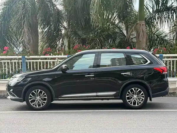 Mitsubishi Outlander 2016