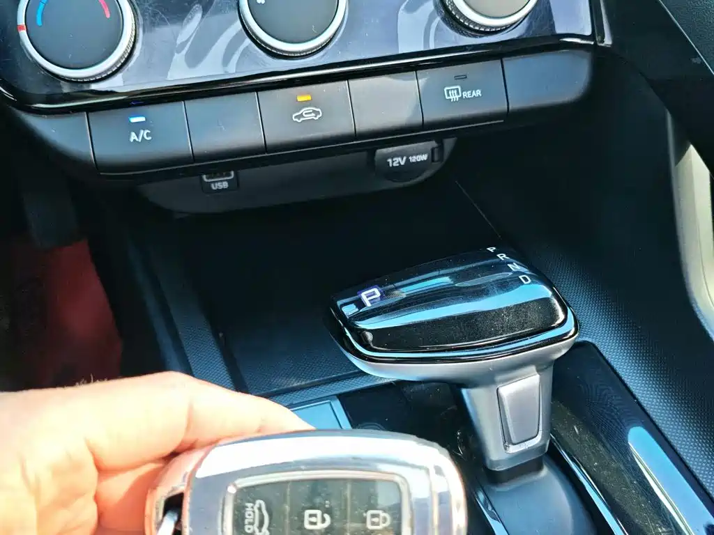 Hyundai Elantra 2023 — фото 17