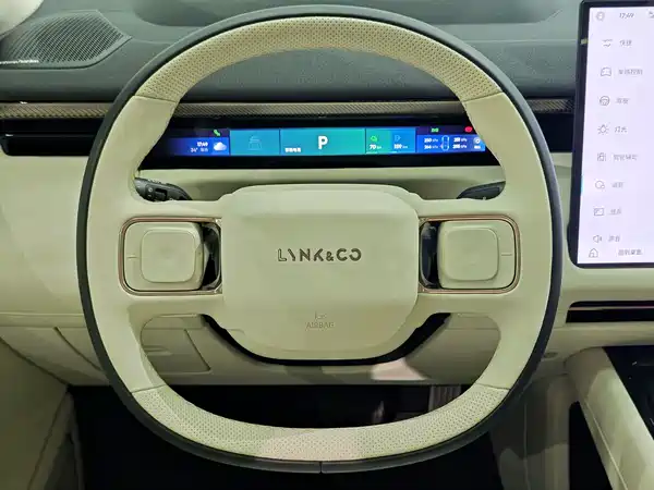 Lynk & Co 900 2025