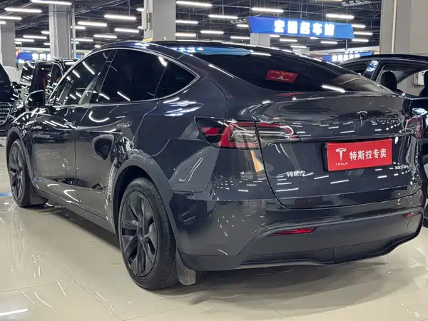 Tesla Model Y 2025