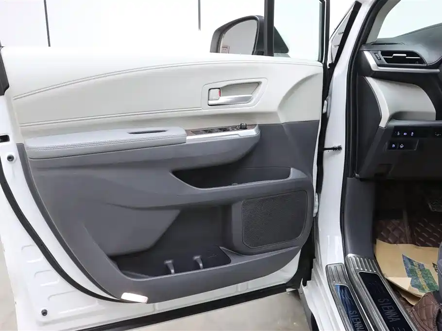 Toyota Sienna 2023 — фото 11