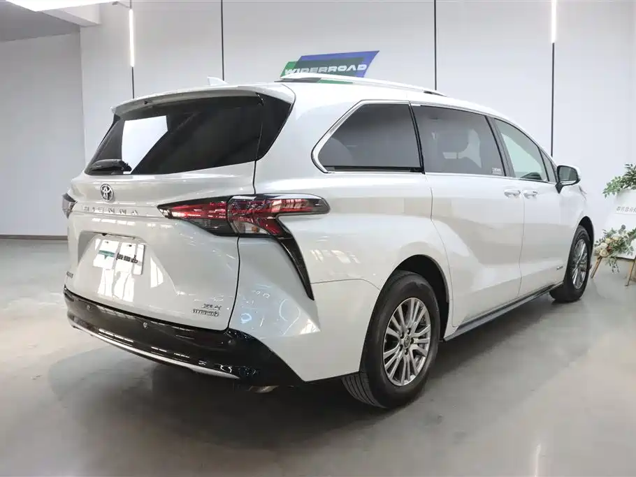 Toyota Sienna 2023 — фото 3