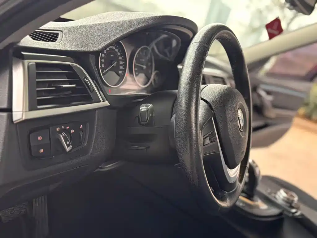 BMW 3 Series 2017 — фото 14
