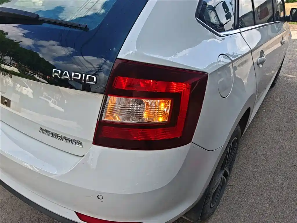 Skoda Rapid Spaceback 2016 — фото 8