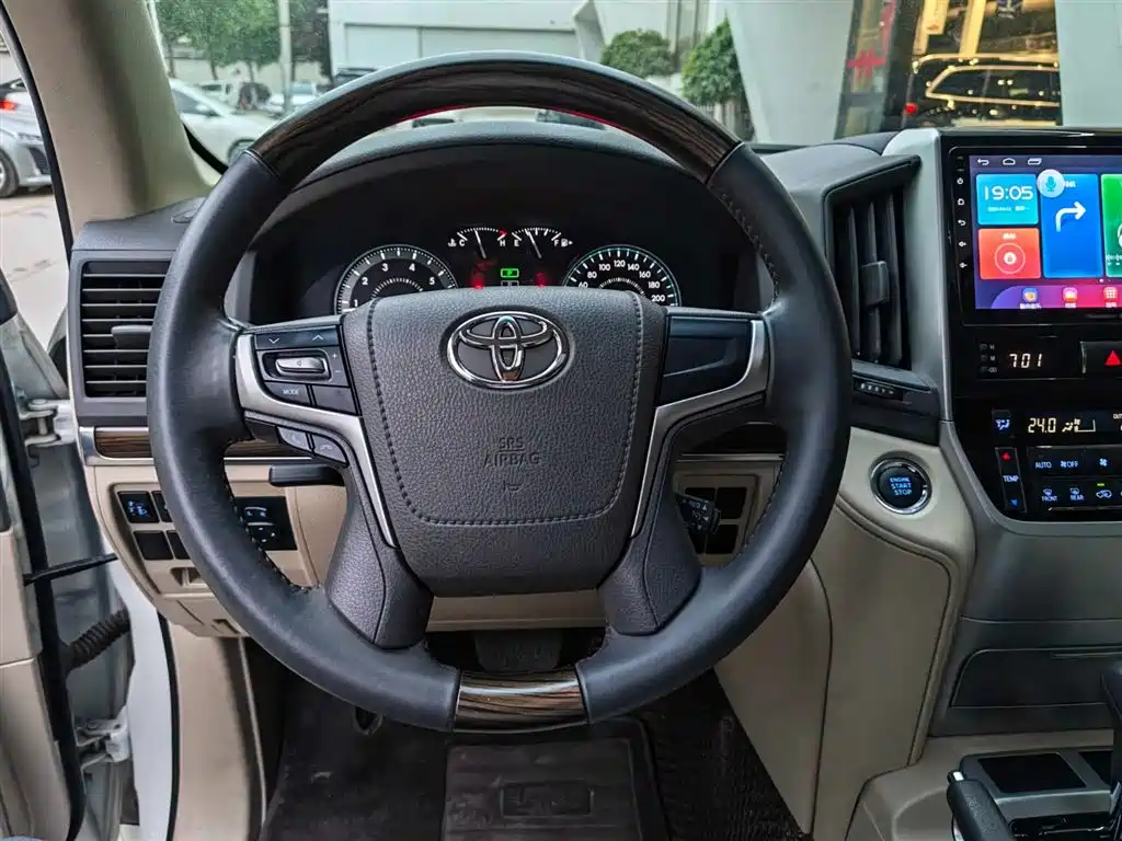 Toyota Land Cruiser 2019 — фото 10
