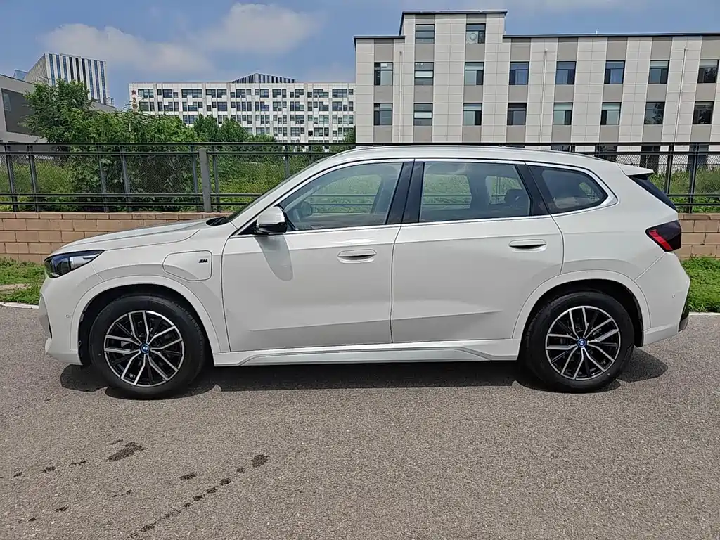 BMW iX1 2025