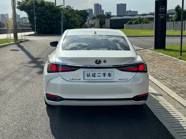 Lexus ES 2021
