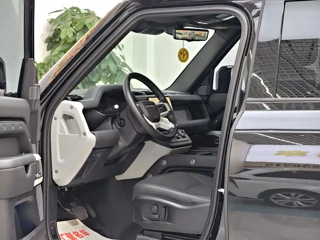Land Rover Defender 2024 — фото 12