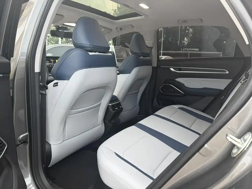 Geely Emgrand 2022