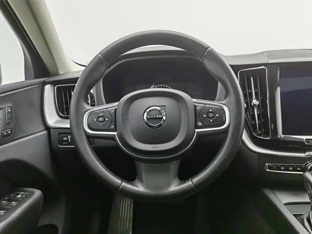 Volvo XC60 2018 — фото 11