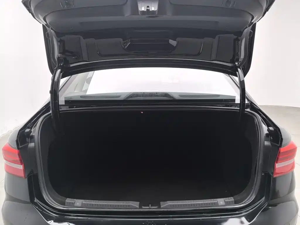 Volkswagen Lavida 2018 — фото 16
