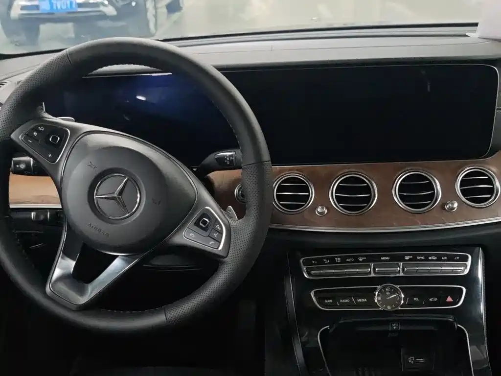 Mercedes-Benz E-Class 2017 — фото 17